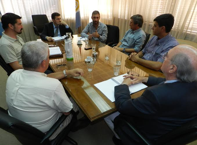 Los funcionarios provinciales junto a representantes del Instituto de Promoción de la Carne Vacuna Argentina