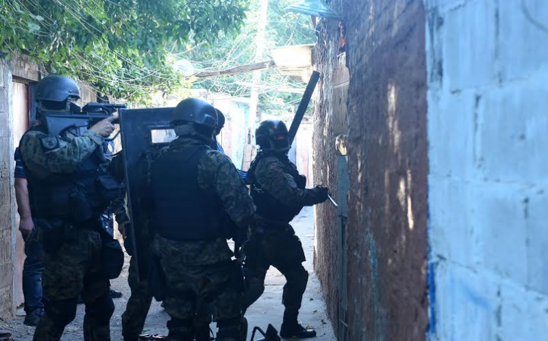 Policías - Procedimiento de drogas en La Tablada - Rosario
