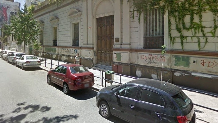 La pelea se dio a la salida de la escuela de 1º de Mayo al 1000. (Google Street View)