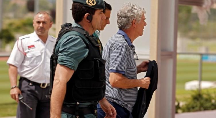 Ángel María Villar (de remera a rayitas) fue detenido el último martes (AP).