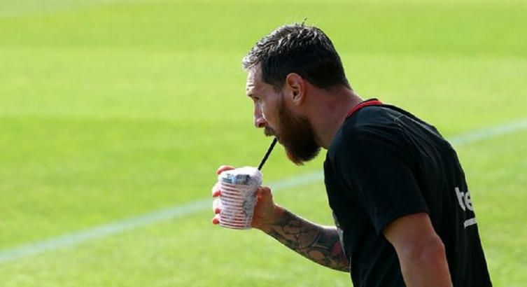 Un directivo del Barcelona afirmó que Messi todavía no firmó su contrato (Reuters)