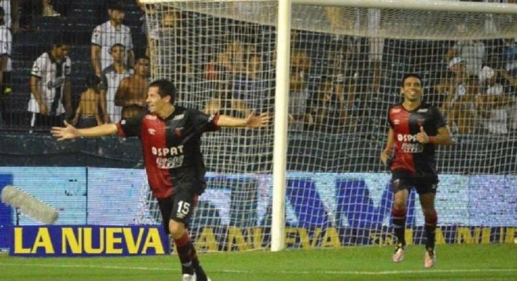 Silva grita un gol junto a Figueroa en Colón. ¿Repetirán el festejo en Rosario?(superdeportivo.com.ar)