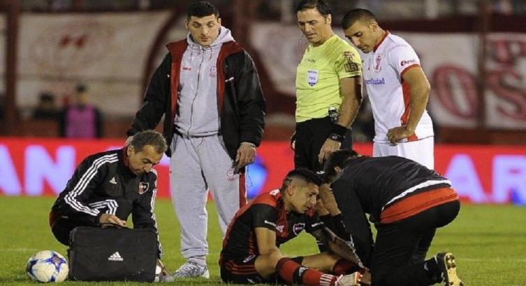 El momento de la lesión del jugador leproso.(Club Huracan) - Rosario3
