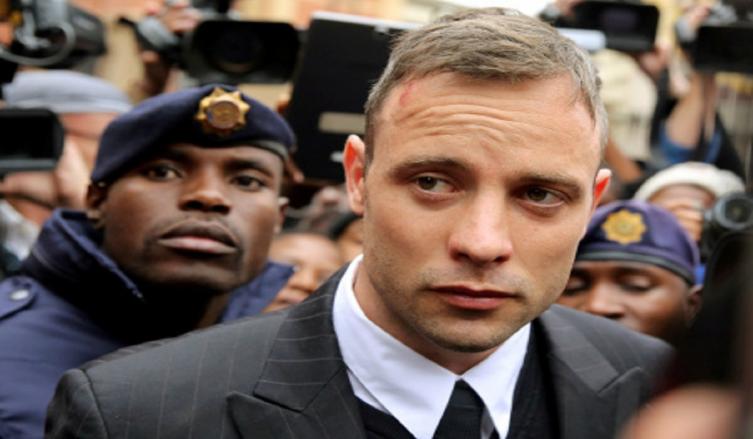 Pistorius, saliendo del juicio, en 2014. - El Gráfico