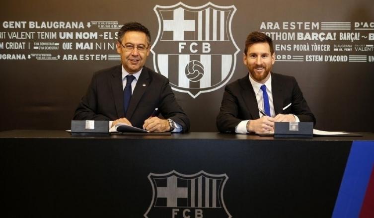 Josep Maria Bartomeu y Lionel Messi, en la firma del nuevo contrato, en noviembre. (DPA)