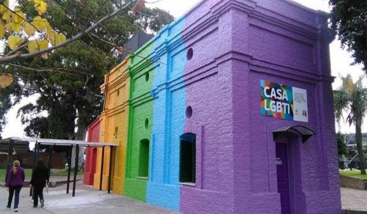 La Casa LGBTI Rosario se encuentra en Córdoba al 3600. 