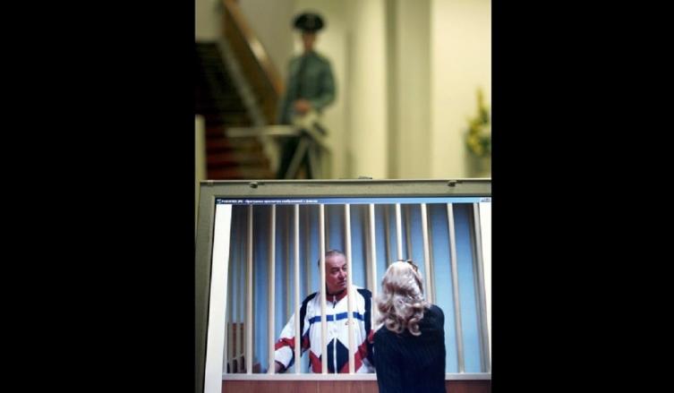 Una foto de agosto de 2006, en la que Sergei Skripal habla con su abogada en una corte de Moscú. AP