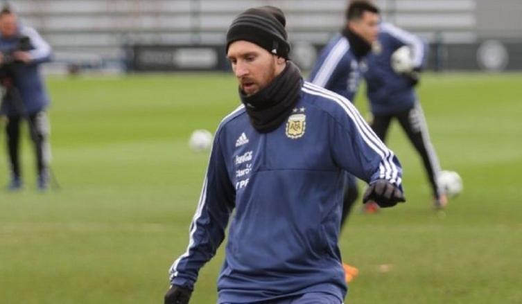 Messi formó parte de la práctica de fútbol en Inglaterra. - Rosario3