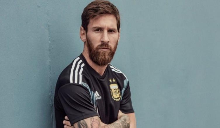 Messi posó con la camiseta alternativa.