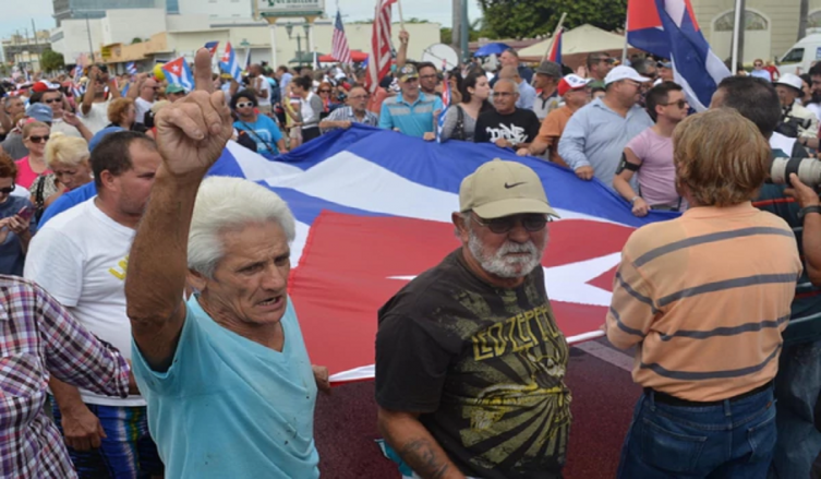 Los cubanos exiliados en Miami celebraron la muerte del líder de la revolución cubana Fidel Castro el 26 de noviembre de 2016. en la Calle Ocho (EFE/ÁLVARO BLANCO/archivo)