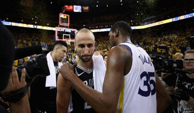 Manu Ginóbili con Kevin Durant al final de la serie entre los San Antonio Spurs y Golden State Warriors. (AFP)