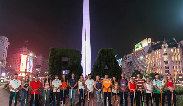 Los capitanes de los 16 equipos que disputarán el Campeonato de Selecciones en Ciudad se reunieron en el Obelisco. //Prensa CAH