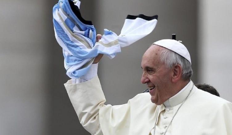 El Papa revolea una de las tantas camisetas que los fieles le obsequian.(Telam)