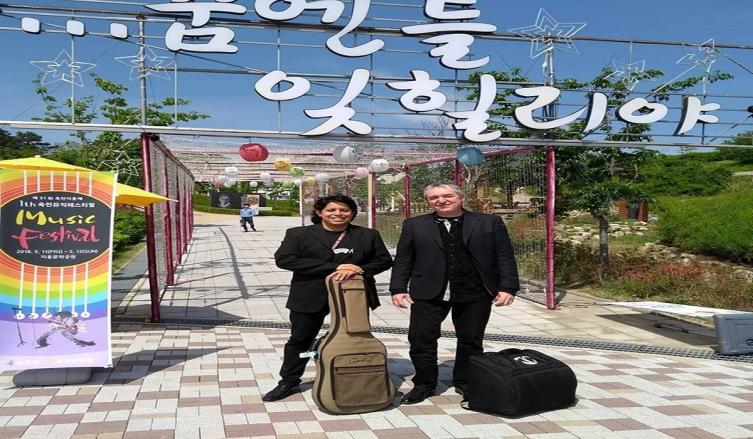 Colli y Ríos en el ingreso al predio donde se llevó a cabo el Okcheon Music Festival. Allí se presentaron el viernes. 