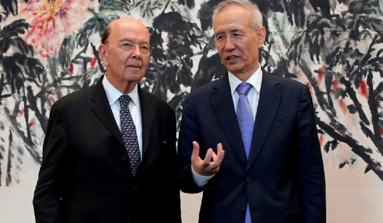El secretario de Comercio de Estados Unidos, Wilbur Ross, y el viceprimer ministro de China, Liu He. (Andy Wong/REUTERS)