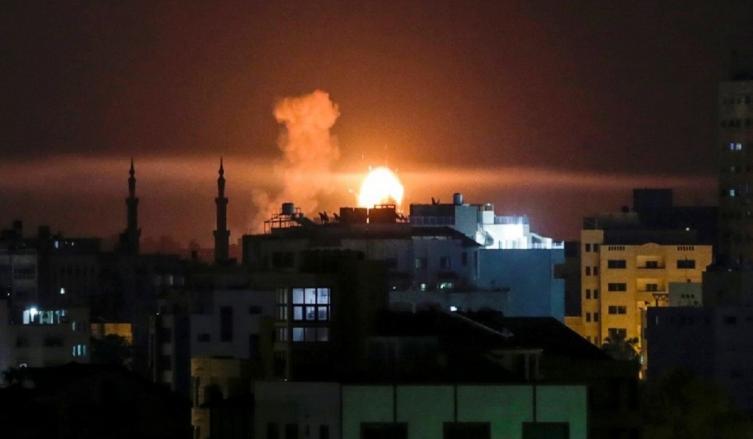 Una explosión en Gaza después de un golpe de la aviación israelí. (AFP/ Mahmud Hams)