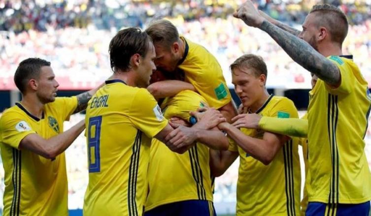 Los suecos celebraron el triunfo en el debut.(EFE)
