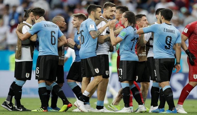 El festejo de los uruguayos luego de la victoria, con la clasificación en el bolsillo. (Foto: AP)