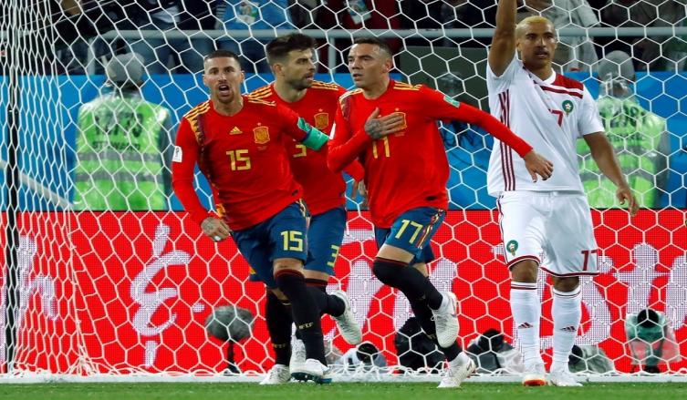 Salvados. Lo grita Aspas que acaba de convertir el 2-2 ante Marruecos. Lo siguen Ramos y Piqué REUTERS/Fabrizio Bensch