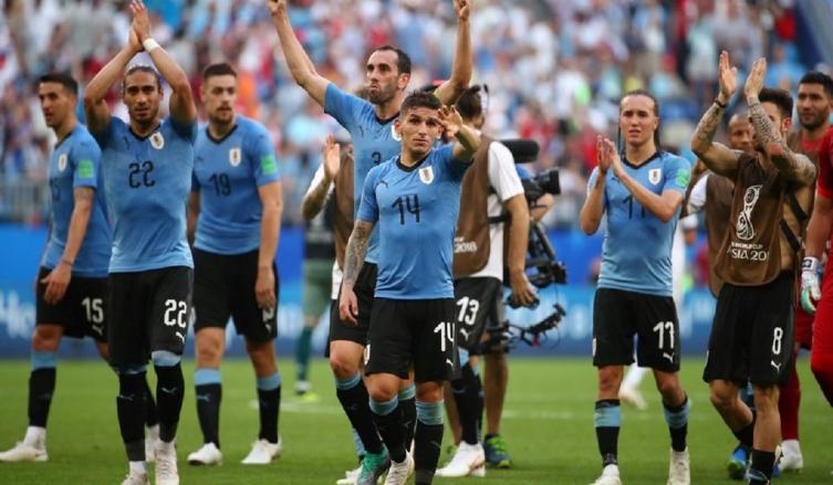 Uruguay goleó 3-0 a Rusia y llega a los octavos de final como primero del Grupo A (Reuters).