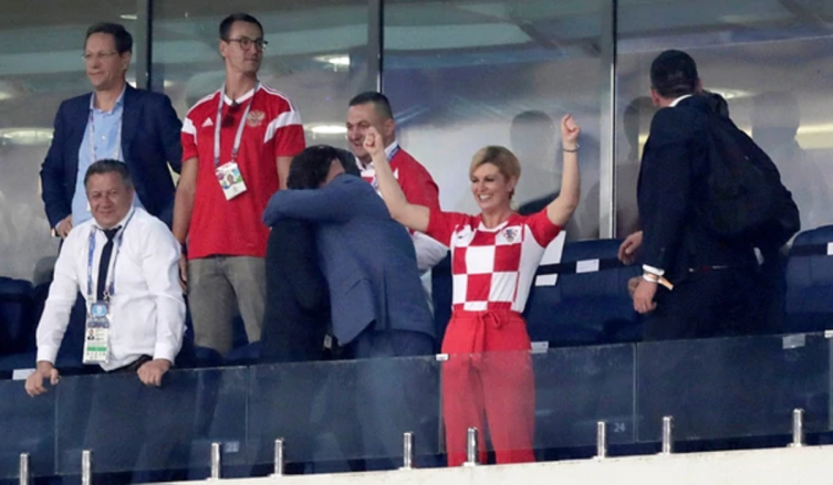 Kolinda Grabar-Kitarovic celebra la clasificación de Croacia a semifinales luego de vencer por penales a Rusia (Reuters)