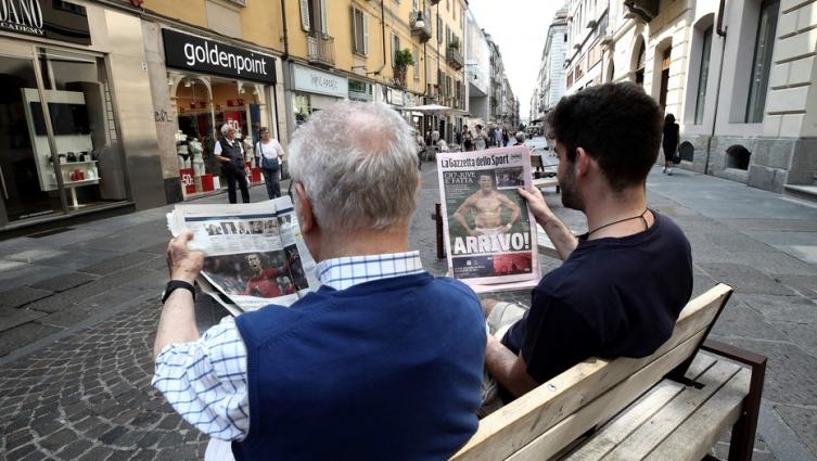 En las calles de Turín. La gente lee el diario. No todo es felicidad en la ciudad del norte de Italia. (Foto: AFP PHOTO / Isabella Bonotto)