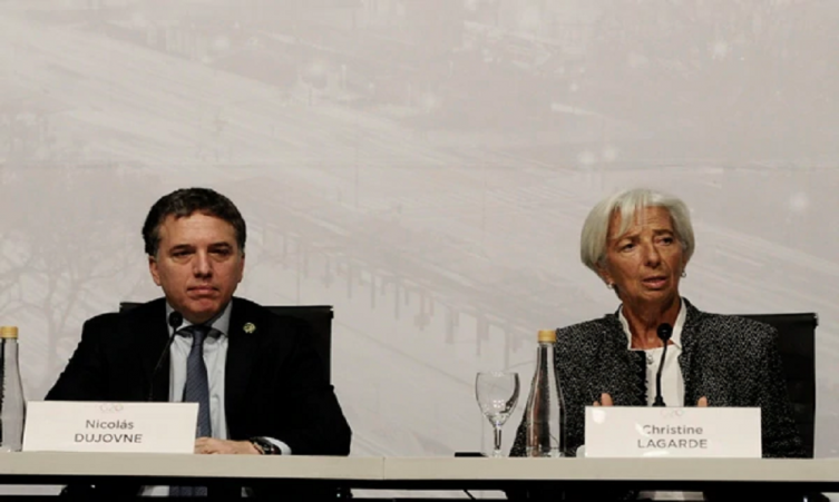 El ministro Nicolás Dujovne junto a la directora del DMI Christine Lagarde - INFOBAE