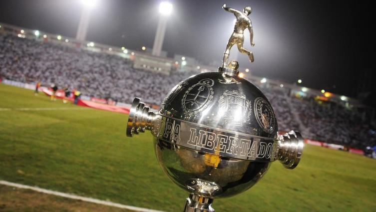 El trofeo que recibe el equipo ganador de la Copa Libertadores. - Clarín