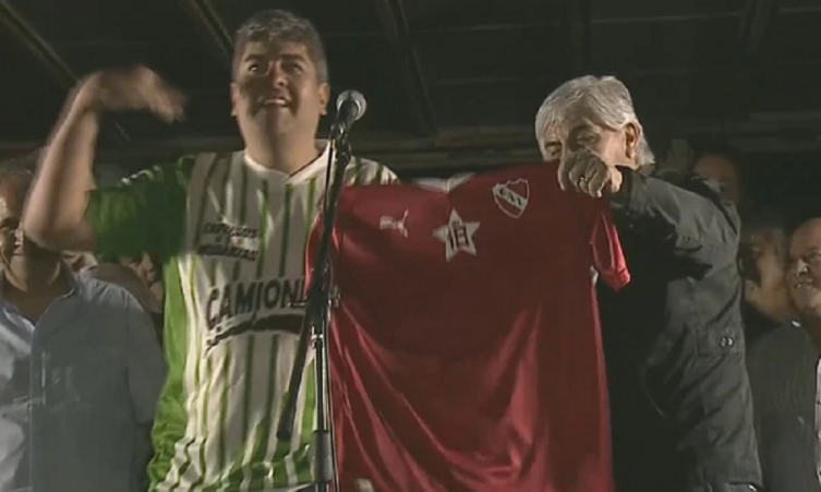 Los Moyano y la camiseta de Independiente - INFOBAE