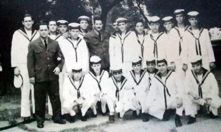 Una postal de marzo de 1968. La foto la sacó la madre de Roberto Rodríguez, el cuarto de los parados desde la izquierda, quien junto a Luis Araki, el tercero de los sentados desde la derecha, están organizando el encuentro