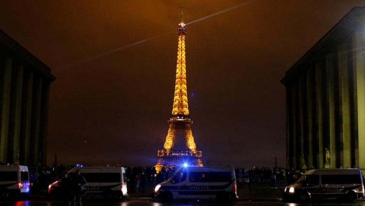 La Torre Eiffel permanecerá cerrada por orden de Emmanuel Macron. - irf
