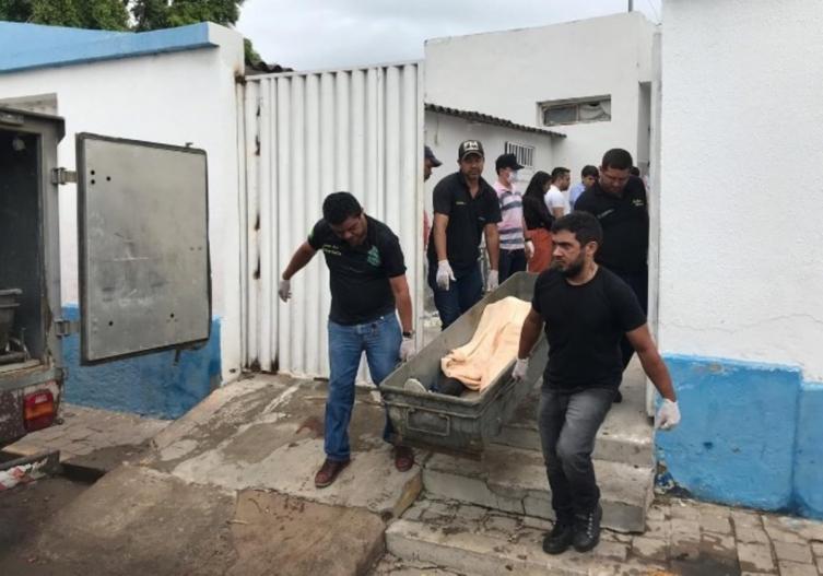 Policías retiran el cuerpo de una víctima. Ocurrió en la ciudad de Milagres, estado de Ceará. (Diário do Nordeste)