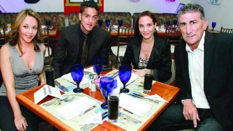Bauza, su esposa Maritza (a la izquierda) y su vida social en Quito. - Rosario3