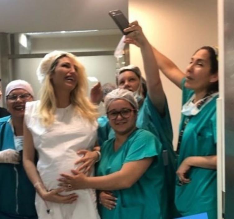 Victoria Xipolitakis, en el ingreso al quirófano para el nacimiento de su hijo. - Clarín