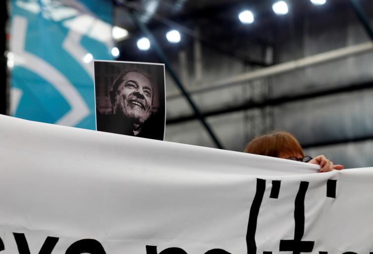 Cartel con la imagen del ex presidente brasileño Lula da Silva durante la contracumbre opositora al G20 realizado en Argentina. /Martín Acosta/Reuters