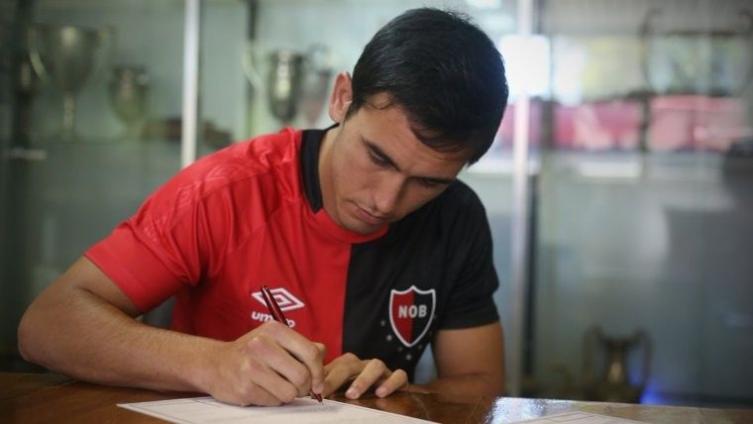 El uruguayo Gabrielli firmando su contrato con Newell ´s (@CANOBOficial)