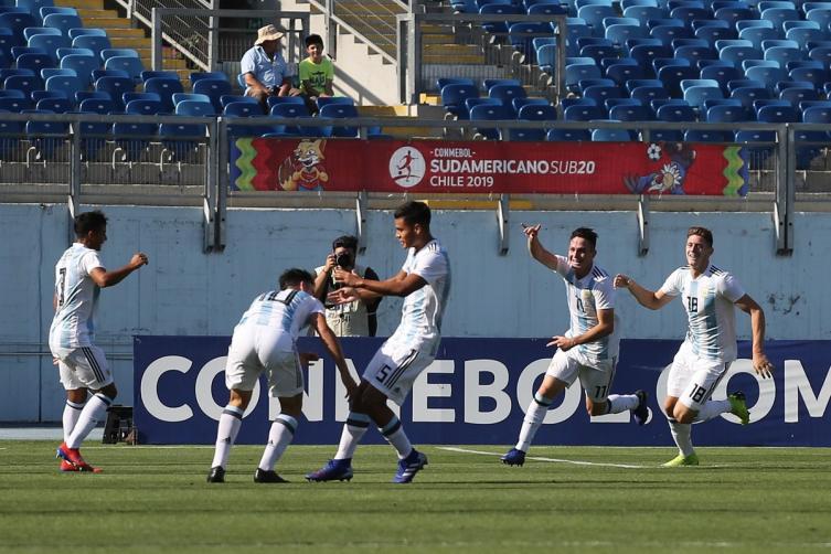 Anibal Moreno grita su golazo para abrir la cuenta ante Uruguay y se abraza a todo el equipo argentino. EFE