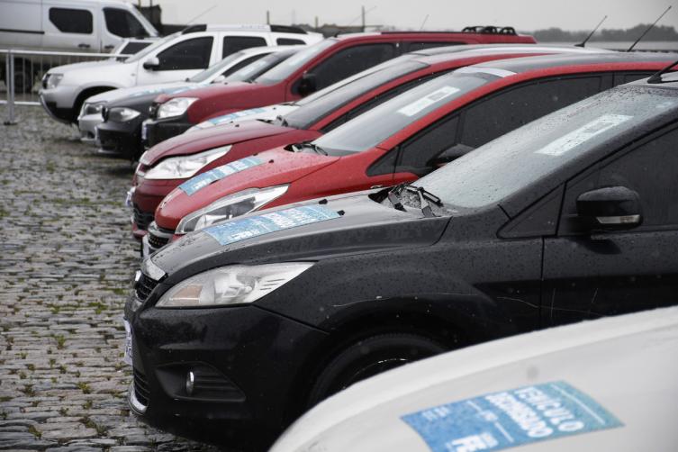Algunos de los autos subastados en Rosario en octubre del año pasado. En total se remataron 17 vehículos. (JUAN JOSÉ GARCÍA)