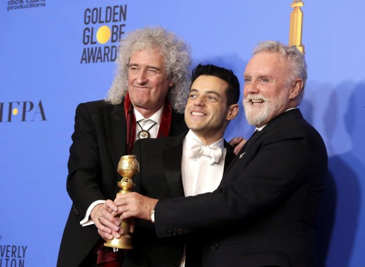 Rami Malek junto a Roger Taylor y Brian May, en los últimos Globo de Oro. (Photo by Mark RALSTON / AFP) Archivo.
