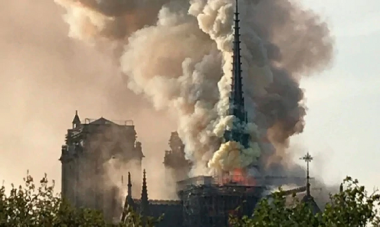 Fuerte incendio en Notre Dame - INFOBAE