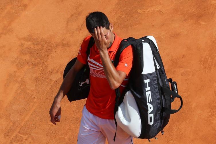 Novak Djokovic deja el court principal en Montecarlo tras la inesperada derrota. Foto: AFP