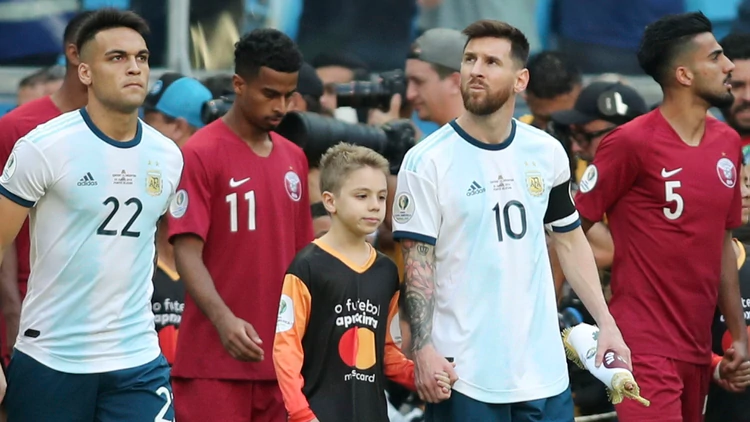 Lionel Messi junto a Tomás Chávez, el niño misionero de once años (Foto: AP)