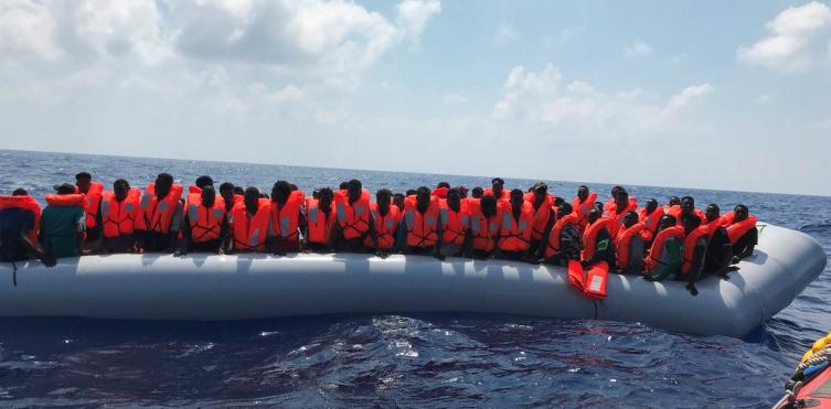 Migrantes africanos esperan en un bote inflable para ser rescatados por una ONG en el Mar Mediterráneo, este sábado. /AFP