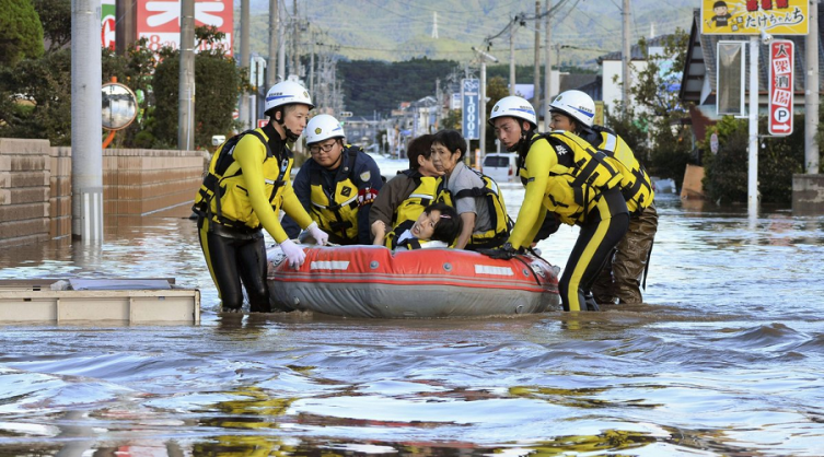 En la localidad de Sano, en Tochigi, el desbordamiento del río Akiyama inundó una zona residencial.  / REUTERS