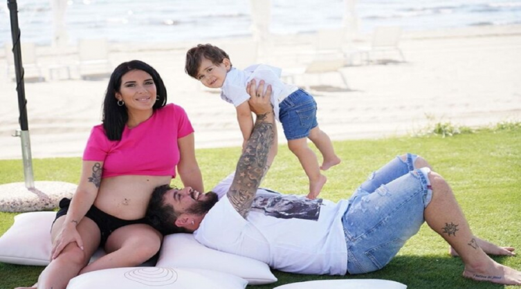 Embarazada, Nunzia Peninno y Diego Junior Maradona con su hijo Diego Matías (Instagram)