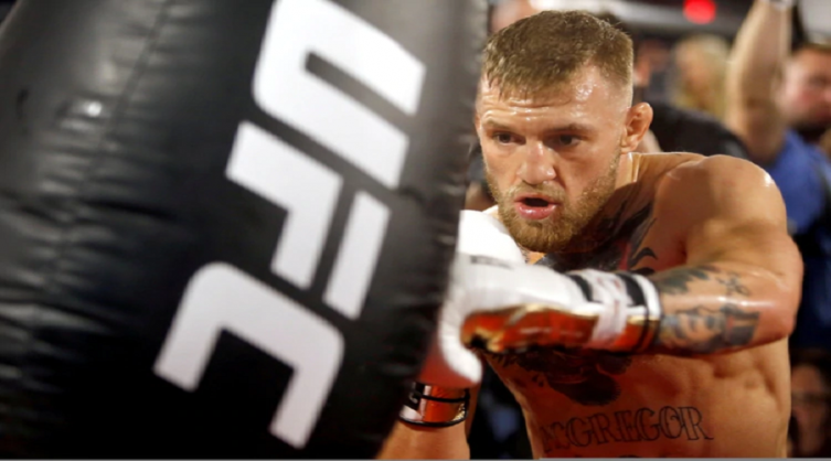 El luchador irlandés Conor McGregor planea regresar a la UFC en diciembre (REUTERS)