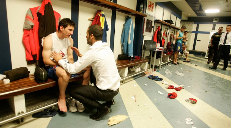 En el vestuario. Lionel Messi escucha al entrenador Pep Guardiola. No es preciso saber de fútbol o conocer sus reglas para disfrutarla. HBO - Clarín