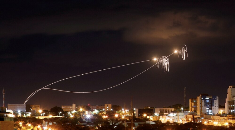 El momento en que el sistema de defensa antimisiles israelí interceptó 7 cohetes disparados desde la Franja de Gaza - INFOBAE