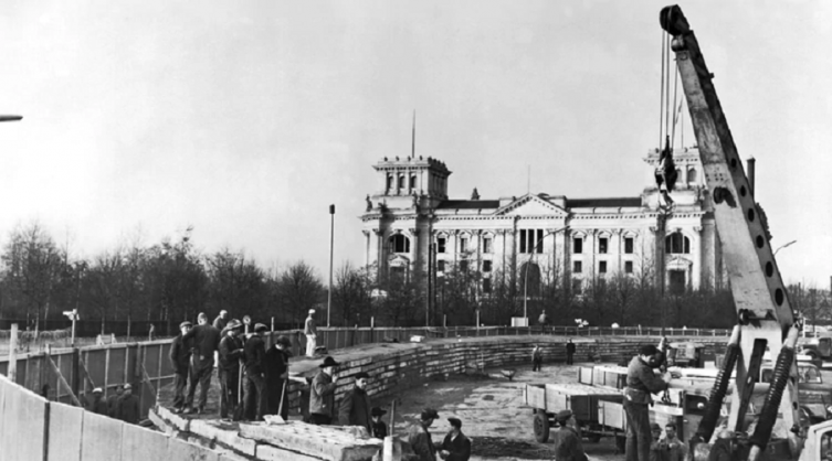 La construcción del muro entre Berlín Este y Berlín Oeste por los alemanes comunistas frente a la Puerta de Brandeburgo, el 30 de noviembre de 1961 (Foto de Underwood Archives/Shutterstock (4436602a))