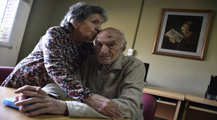Hugo con su mujer Hilda en julio, en el hogar e ancianos donde estaban viviendo. (Juan José García)